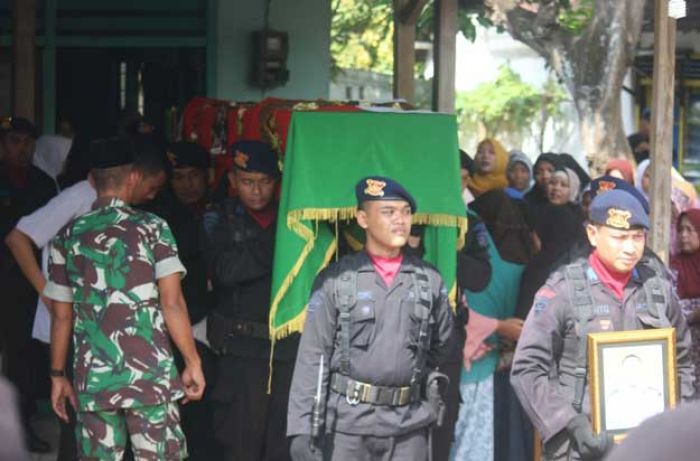 Isak Tangis Keluarga Warnai Pemakaman Bripka Teguh, Anggota Brimob yang Tertembak Mati