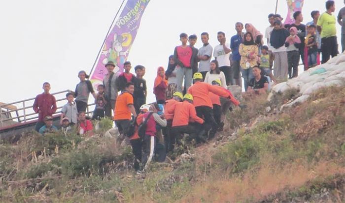 Cuaca Buruk, Atlet Paralayang Terjatuh Saat Tampil di Porprov VI Jatim Cuaca Buruk, Atlet Paralayang Terjatuh Saat Tampil di Porprov VI Jatim