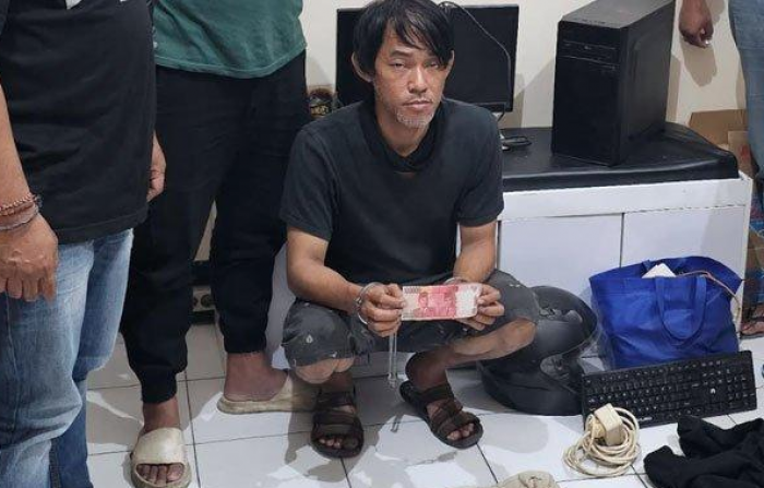 Polisi Tangkap Pembuat Uang Palsu di Gresik, Ngaku Belajar Otodidak Lewat YouTube Polisi Tangkap Pembuat Uang Palsu di Gresik, Ngaku Belajar Otodidak Lewat YouTube