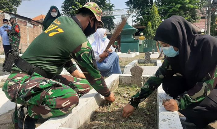 Kenang Jasa Pahlawan, Anggota Kodim 0817/Gresik dan Pelajar SMK Sunan Giri Kerja Bakti Bersihkan TMP