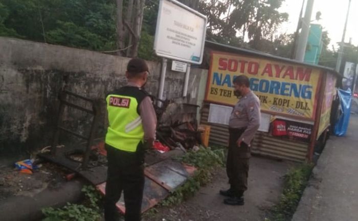Memanasi Soto lalu Ditinggal, Warung Cak Mad di Raya Kedungturi Sidoarjo Terbakar Memanasi Soto lalu Ditinggal, Warung Cak Mad di Raya Kedungturi Sidoarjo Terbakar