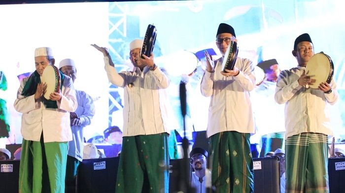 Rangkul Ratusan Pelaku UMKM, Bupati Hendi Yakin Jember Berselawat Bisa Bawa Kebangkitan Ekonomi Rangkul Ratusan Pelaku UMKM, Bupati Hendi Yakin Jember Berselawat Bisa Bawa Kebangkitan Ekonomi
