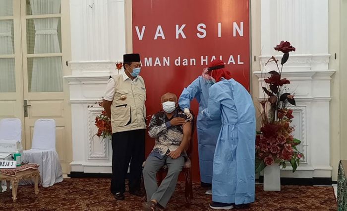 Tak Ikut Vaksin, Bupati Tuban: Karena Faktor Usia Tak Ikut Vaksin, Bupati Tuban: Karena Faktor Usia