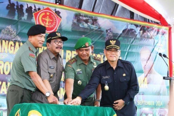 TNI Renovasi Rumah Tak Layak Huni, Gubernur Terima Penghargaan 