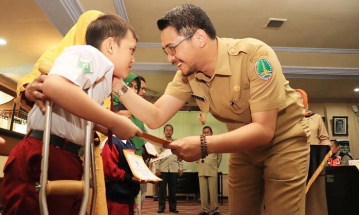 Plt Wali Kota Pasuruan Serahkan Santunan untuk Korban Ambruknya Atap Gedung SDN Gentong