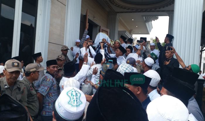 Ribuan Warga Bangkalan Iringi Pemakaman Alm. RKH Fuad Amin, Disholati di Tiga Lokasi Ribuan Warga Bangkalan Iringi Pemakaman Alm. RKH Fuad Amin, Disholati di Tiga Lokasi
