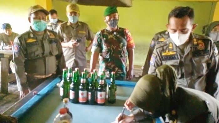 Gelar Operasi Gabungan, Dispol PP Gresik Amankan Ratusan Miras dari Sejumlah Warung di Wringinanom Gelar Operasi Gabungan, Dispol PP Gresik Amankan Ratusan Miras dari Sejumlah Warung di Wringinanom