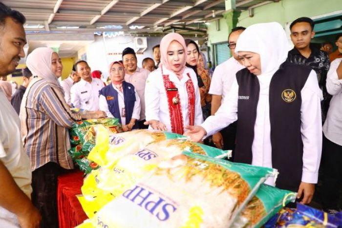Tinjau Pasar Murah di Sidoarjo, Gubernur Khofifah Turut Bagikan Bantuan Sembako Tinjau Pasar Murah di Sidoarjo, Gubernur Khofifah Turut Bagikan Bantuan Sembako
