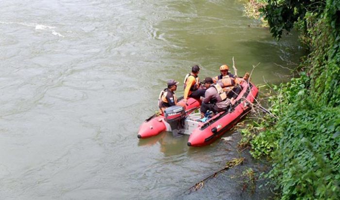Pencarian Korban Tenggelam di Sungai Brantas Blitar Diperluas hingga 5 Kilometer