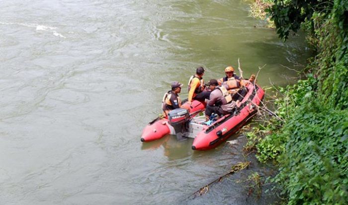 Pencarian Korban Tenggelam di Sungai Brantas Blitar Diperluas hingga 5 Kilometer Pencarian Korban Tenggelam di Sungai Brantas Blitar Diperluas hingga 5 Kilometer