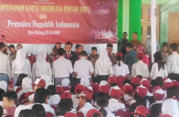 Kunjungi Malang, Jokowi Bagi-bagi KIP Kunjungi Malang, Jokowi Bagi-bagi KIP