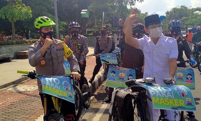 Naik Sepeda Ontel, Polres dan Forkopimda Trenggalek Bagi-Bagi Masker Gratis Naik Sepeda Ontel, Polres dan Forkopimda Trenggalek Bagi-Bagi Masker Gratis