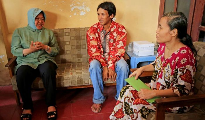 Risma Blusukan Beri Santunan Korban Kebakaran di Kampung Malang Risma Blusukan Beri Santunan Korban Kebakaran di Kampung Malang