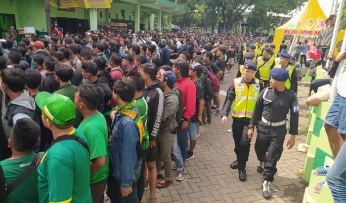 Final Piala Gubernur, Ribuan Bonek Antre Tiket Sejak Pagi di GOR Sidoarjo Final Piala Gubernur, Ribuan Bonek Antre Tiket Sejak Pagi di GOR Sidoarjo