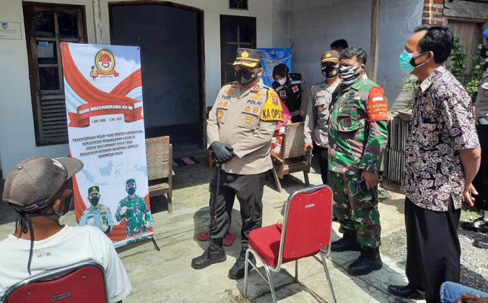 Lanjutkan Vaksinasi Door To Door, Polres Kediri Kota Sasar Warga Desa Puhrubuh