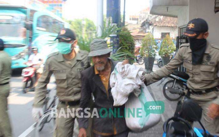 Resahkan Pengguna Jalan, Satpol PP Kota Kediri Amankan Belasan Gelandangan Resahkan Pengguna Jalan, Satpol PP Kota Kediri Amankan Belasan Gelandangan