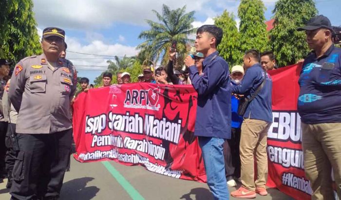 Nasabah KSPPS Madani Gelar Aksi di DPRD Trenggalek, Tuntut Pengembalian Dana Nasabah KSPPS Madani Gelar Aksi di DPRD Trenggalek, Tuntut Pengembalian Dana