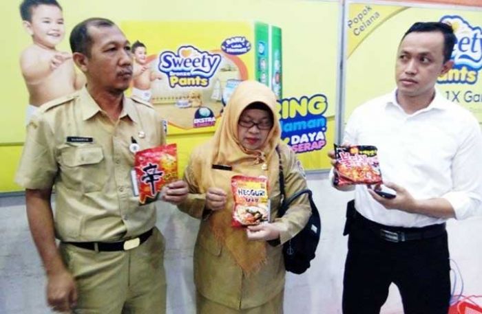 4 Jenis Mie Samyang Ditarik dari Peredaran oleh Tim Satgas Pangan Tuban, Positif Mengandung Babi 4 Jenis Mie Samyang Ditarik dari Peredaran oleh Tim Satgas Pangan Tuban, Positif Mengandung Babi