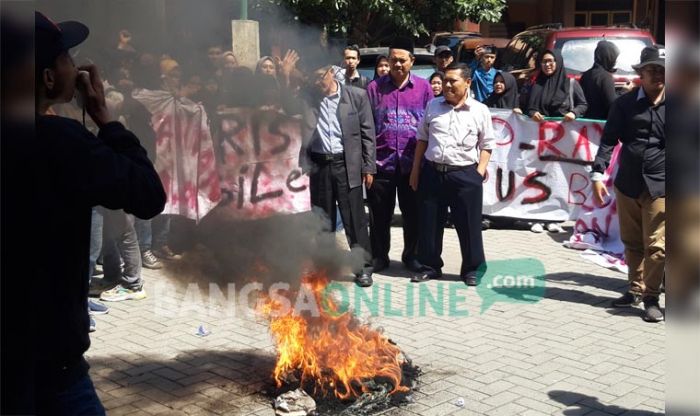 Gedung Baru Dinilai Rapuh, Mahasiswa IAIN Kediri Demo Tuntut Transparansi Pembangunan Gedung Baru Dinilai Rapuh, Mahasiswa IAIN Kediri Demo Tuntut Transparansi Pembangunan