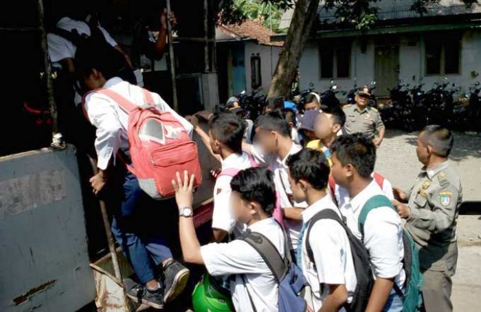 Pondok Ramadhan di Warung dan Rental PS, Puluhan Siswa di Jombang Diciduk Satpol PP Pondok Ramadhan di Warung dan Rental PS, Puluhan Siswa di Jombang Diciduk Satpol PP