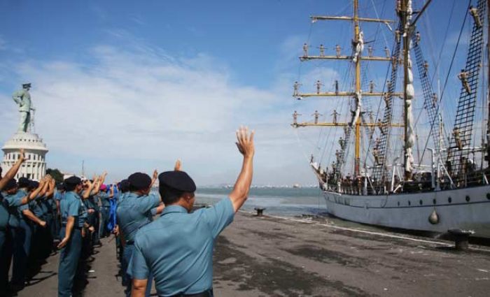 Pangkoarmada II Lepas KRI Dewaruci untuk Berlayar Menuju Balikpapan