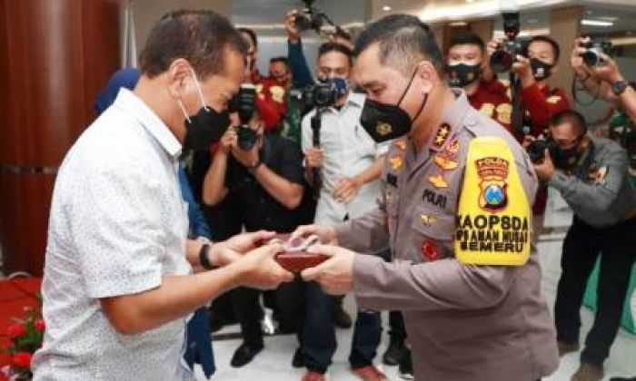 Kapolda Jatim Lepas Mantan Pangdam V/Brawijaya dengan Rasa Bangga dan Haru Kapolda Jatim Lepas Mantan Pangdam V/Brawijaya dengan Rasa Bangga dan Haru