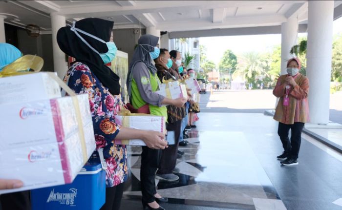 Salurkan Bantuan Kemenkes, Wali Kota Risma Bagikan Alat Rapid Test ke 23 Rumah Sakit