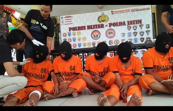Polisi Tangkap Empat Pembegal Driver Grab Car di Blitar Bermodus Pura-pura jadi Penumpang Polisi Tangkap Empat Pembegal Driver Grab Car di Blitar Bermodus Pura-pura jadi Penumpang