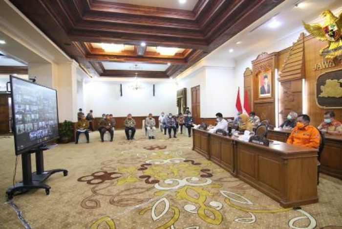 Rakor Video Conference dengan 38 Kepala Daerah, Khofifah Bahas Dampak Sosial Ekonomi Covid-19 Rakor Video Conference dengan 38 Kepala Daerah, Khofifah Bahas Dampak Sosial Ekonomi Covid-19