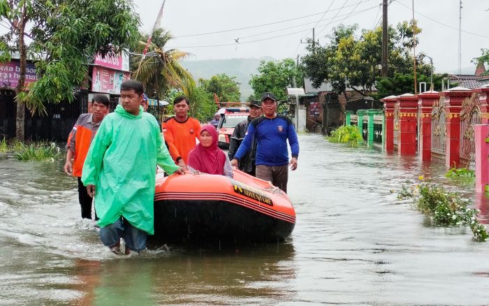 Hujan Deras di Blitar Sebabkan Banjir di 5 Kecamatan, Ratusan Warga Dievakuasi ke Pengungsian Hujan Deras di Blitar Sebabkan Banjir di 5 Kecamatan, Ratusan Warga Dievakuasi ke Pengungsian