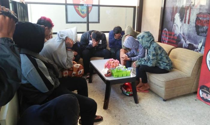 Pesta Miras, 15 ABG di Blitar Diamankan Polisi, Satu di antaranya Hamil 5 Bulan Pesta Miras, 15 ABG di Blitar Diamankan Polisi, Satu di antaranya Hamil 5 Bulan