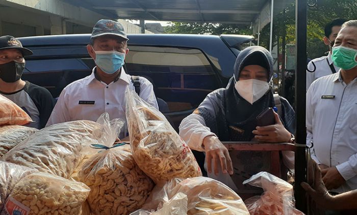 Sidak Sejumlah Pasar, Dinkes Kabupaten Mojokerto Ambil Sampel Mamin untuk Diteliti Sidak Sejumlah Pasar, Dinkes Kabupaten Mojokerto Ambil Sampel Mamin untuk Diteliti