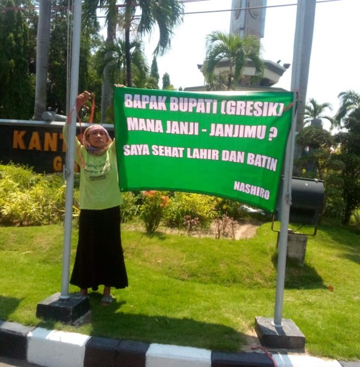 Bentangan Spanduk Nashiro Tagih Janji Bantuan Bupati, Ini Respon Pemkab Gresik