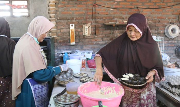 Pemkab Kediri akan Bantu Pemasaran Kue Bolu Kering Istimewa Bu Siru Pemkab Kediri akan Bantu Pemasaran Kue Bolu Kering Istimewa Bu Siru