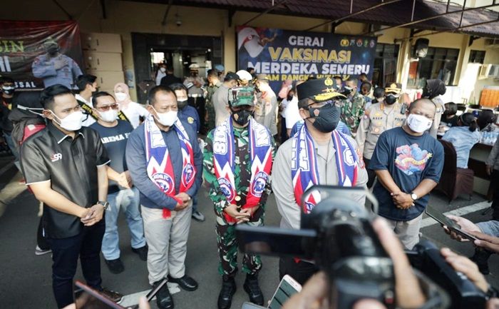 Kapolda Jatim dan Pangdam V Brawijaya Apresiasi Aremania Pelopor Vaksinasi Kapolda Jatim dan Pangdam V Brawijaya Apresiasi Aremania Pelopor Vaksinasi