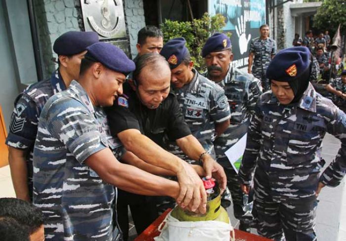 Prajurit Satban Koarmatim Terima Penyuluhan Cara Mengantisipasi Kebakaran Disebabkan Kebocoran LPG Prajurit Satban Koarmatim Terima Penyuluhan Cara Mengantisipasi Kebakaran Disebabkan Kebocoran LPG