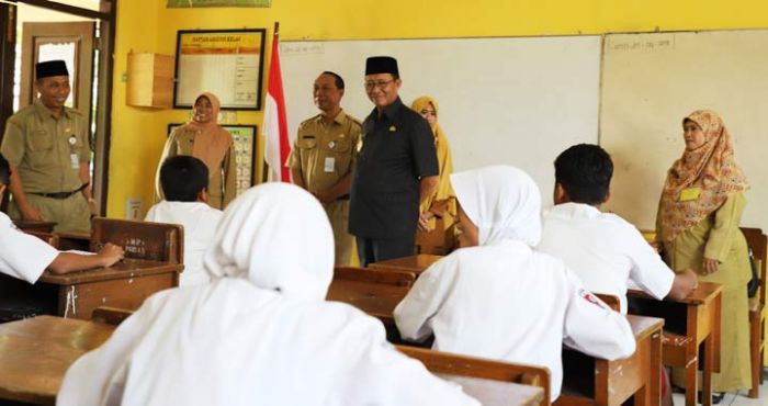 Bupati Tuban Tinjau Pelaksanaan UN Tingkat SMP dan SD Bupati Tuban Tinjau Pelaksanaan UN Tingkat SMP dan SD