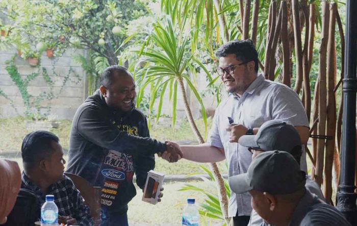 Mampu Tirukan Gaya Berpidatonya, Bupati Kediri Beri Smartphone untuk Wartawan Mampu Tirukan Gaya Berpidatonya, Bupati Kediri Beri Smartphone untuk Wartawan