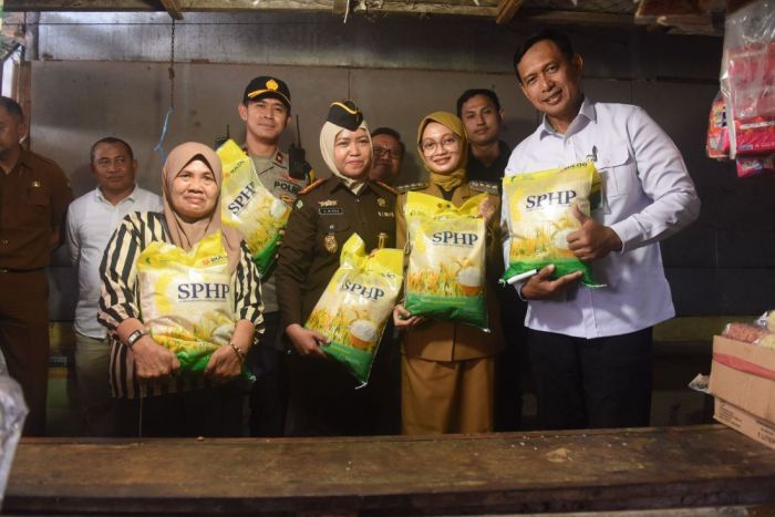 Pastikan Distribusi Beras SPHP, Wali Kota Kediri dan Dirut Bulog Sidak ke Pasar Setono Betek Pastikan Distribusi Beras SPHP, Wali Kota Kediri dan Dirut Bulog Sidak ke Pasar Setono Betek