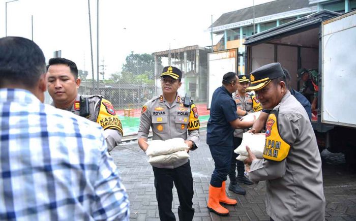 Kapolres Gresik Beri Bantuan ke Korban Terdampak Banjir di Driyorejo Kapolres Gresik Beri Bantuan ke Korban Terdampak Banjir di Driyorejo