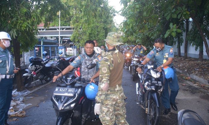 ​Tak Kenal Lelah, Koarmada II Gelar Penyemprotan Disinfektan Setiap Hari