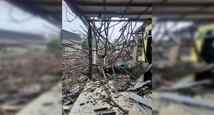 Hujan Disertai Angin Kencang di Bungah Gresik, Pohon Tumbang Timpa Rumah dan Kendaraan Hujan Disertai Angin Kencang di Bungah Gresik, Pohon Tumbang Timpa Rumah dan Kendaraan