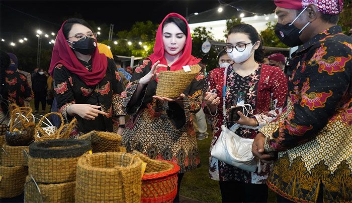 Maksimalkan Potensi SDA, Ketua Dekranasda Jatim Puji Kreasi Pengrajin Kabupaten Kediri Maksimalkan Potensi SDA, Ketua Dekranasda Jatim Puji Kreasi Pengrajin Kabupaten Kediri