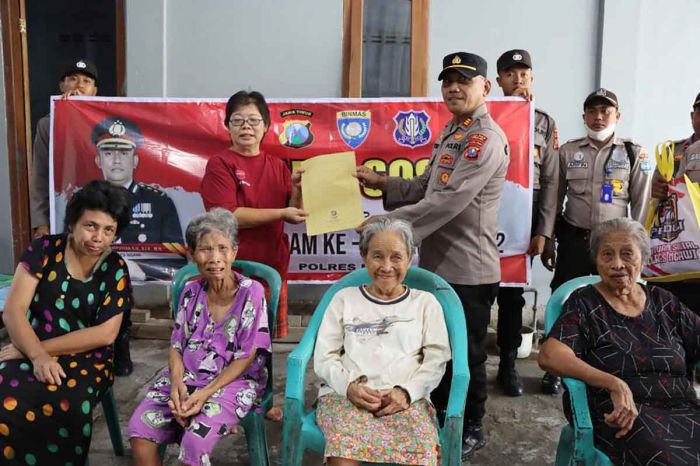 Peringati HUT ke-42 Satpam, Polres Ngawi Salurkan Puluhan Paket Sembako ke Panti Jompo