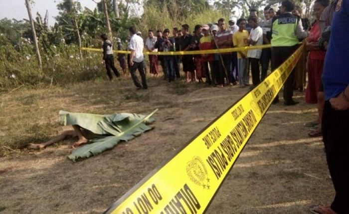 Mayat Pemuda Tergeletak Bersimbah Darah di Lapangan Desa Sumberanyar Mayat Pemuda Tergeletak Bersimbah Darah di Lapangan Desa Sumberanyar