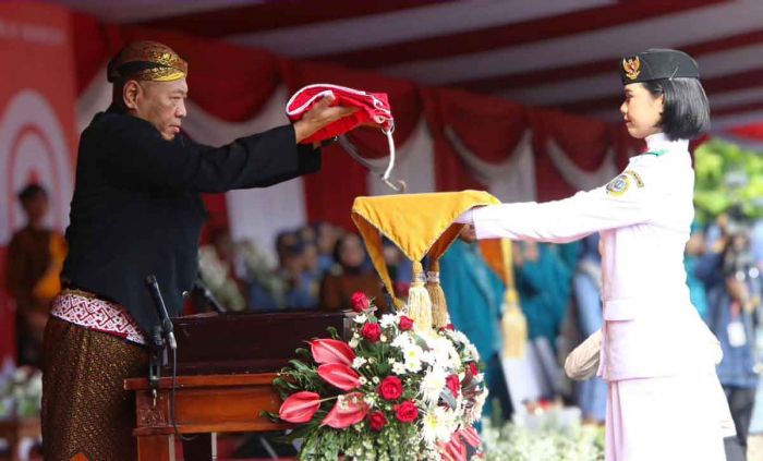 Siswi SMAN 1 Kauman Tulungagung Bangga Jadi Pembawa Baki saat Upacara HUT ke-80 RI