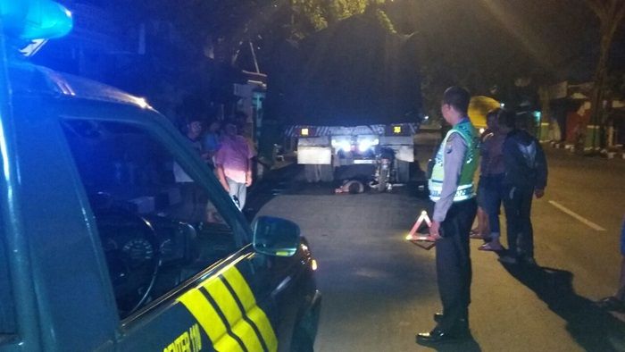 Kecepatan Tinggi, Pemotor Tabrak Truk Parkir Hingga Tewas di Tuban Kecepatan Tinggi, Pemotor Tabrak Truk Parkir Hingga Tewas di Tuban