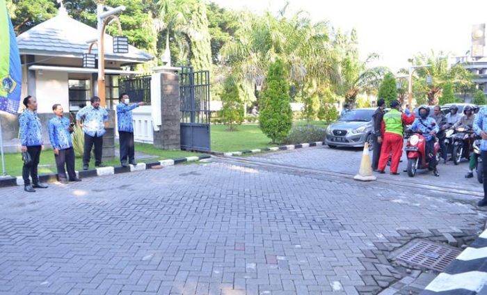 Cegah Corona, Bupati Sambari Pimpin Pengecekan Suhu Tubuh ASN Menggunakan Thermo Gun Cegah Corona, Bupati Sambari Pimpin Pengecekan Suhu Tubuh ASN Menggunakan Thermo Gun