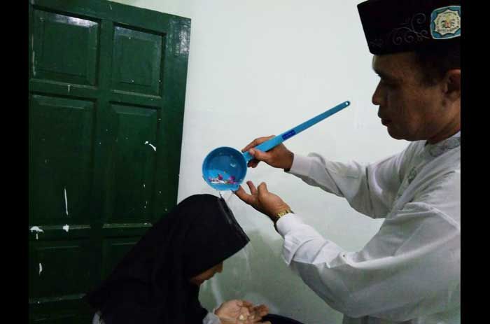 Hadapi UN, Ratusan Siswa SMANU 2 Gresik Ritual Mandi Kembang Hadapi UN, Ratusan Siswa SMANU 2 Gresik Ritual Mandi Kembang