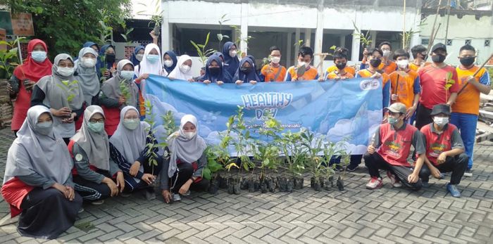 Program Healthy Day, Siswa-siswi SMP Al Muslim Sidoarjo Tanam Pohon di TPST Berbek Program Healthy Day, Siswa-siswi SMP Al Muslim Sidoarjo Tanam Pohon di TPST Berbek